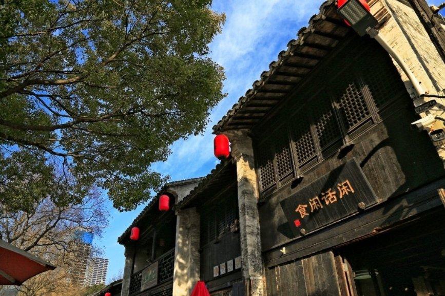 逃出昏暗的地下室